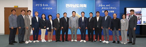 지난 25일 전남도의회에서 경북·전남도의회 운영위들이 간담회를 열고 의견교환을 한 후 기념촬영을 하고 있다. 사진=경북도의회 제공