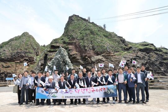 백인규 회장을 비롯한 경북남부지역시군의회 의장협의회 관계자들이 독도 현지에서 "독도는 대한민국이다"를 천명하고 있다. 사진=포항시의회 제공
