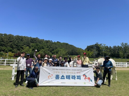 렛츠런파크 부산·경남에서 ‘홀스테라피’를 진행한 부산 온종합병원의 호스피스 환우와 보호자들이 기념 촬영을 하고 있다. 사진=온종합병원 제공