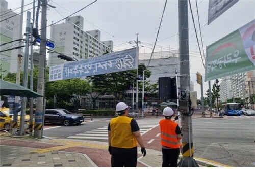 현수막 점검 장면. 사진=경남도 제공