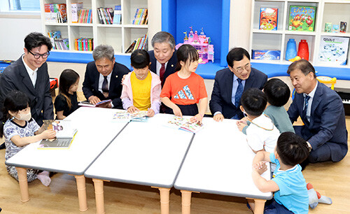 지난 2일 주낙영 시장을 비롯한 주요 내빈들이 공동육아나눔터 놀이방에서 아이들과 이야기를 나누고 있다. 사진=경주시 제공