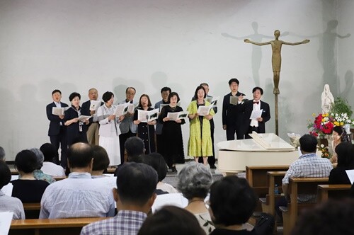 바리톤 정주영이 ‘노래의 날개 위에’ 가곡연주회원들과 노래하고 있다. 사진=김현술 기자.