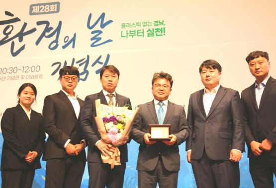 5일 경남 진주시 경상국립대학교에서 남동발전 직원들이 경상남도지사 표창장을 수상했다. 사진=한국남동발전 제공