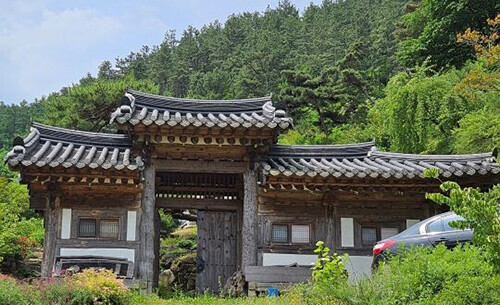 청도 매전면 덕산리 일원에 불법 건축된 전통 한옥 입구. 사진=나영조 기자
