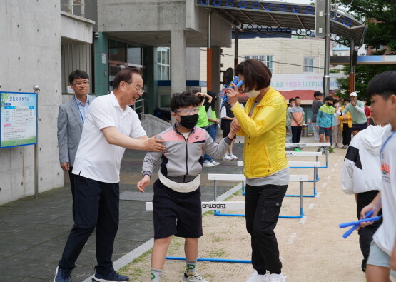 하윤수 교육감이 아침 체인지(體仁智) 활동에 참여하는 모습. 사진=부산시교육청 제공