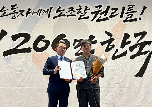 9일 오전 한국노총 대구지역본부 근로자복지회관에서 이종화 경제부시장과 모범운전자가 기념촬영을 하고 있다. 사진=대구시 제공