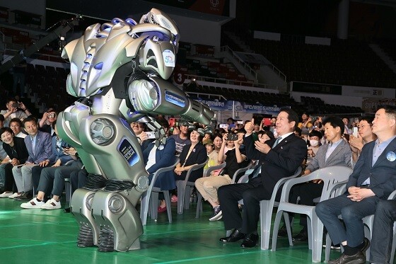 제20회 안양사이버과학축제에서 타이탄 로봇이 공연을 펼치고 있다. 사진=안양시 제공