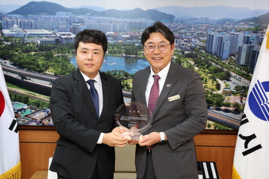 감사패 전달 모습. 사진=김해시 제공