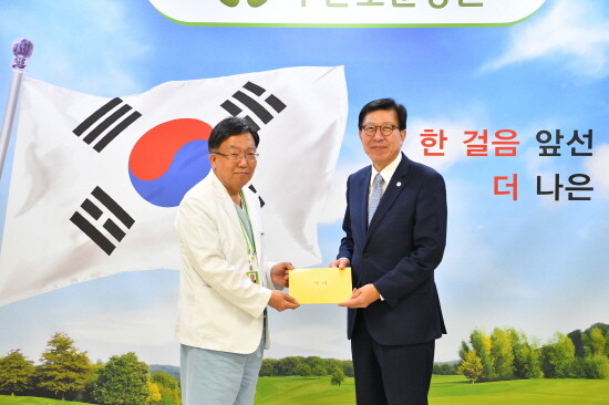 박형준 시장이 부산보훈병원을 찾아 위문금을 전달하는 모습. 사진=부산시 제공