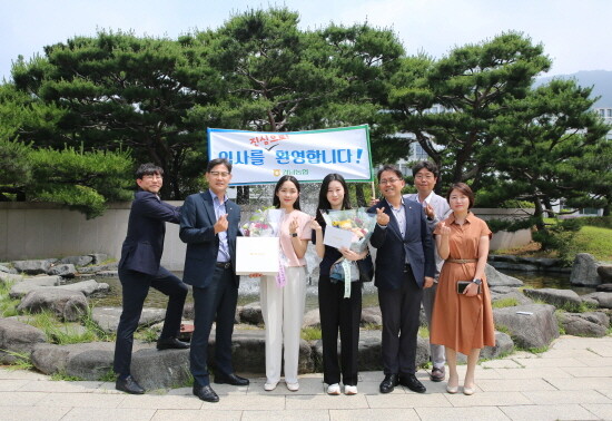 찾아가는 합격 축하 이벤트 기념촬영 모습. 사진=경남농협 제공