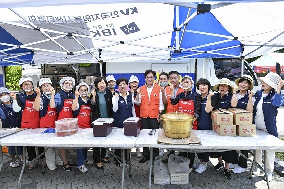 김병수 김포시장이 16일 마산동 솔터공원에 마련된 ‘참 좋은 사랑의 밥차’ 무료급식 현장에서 봉사자들과 기념촬영하고 있다. 사진=김포시 제공