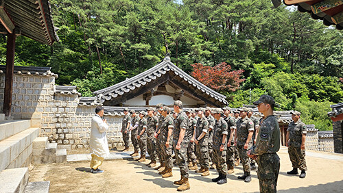 제50보병사단 장병들이 도산서원 현장체험에 나서고 있다. 사진=경북도 제공