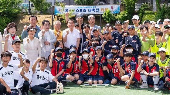 이재준 수원특례시장이 18일 제1회 유소년 스포츠 대축전에 참가한 선수들과 기념촬영하고 있다. 사진=수원시 제공