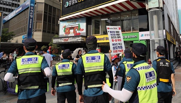 '에이즈 막고 성도착증 치료가능해' 17일 대구퀴어축제 반대측이 피켓을 들고 시위를 하는 가운데 경찰들이 막아서고 있다. 사진=남경원 기자