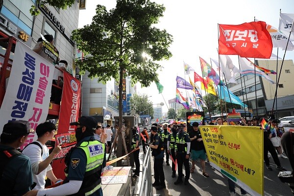 17일 대구 도심에서 진행된 대구퀴어축제 현장. 주최측과 반대측이 서로를 자극하는 문구가 적힌 내용을 들고 소리를 지르고 있다. 사진=남경원 기자