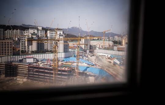 인천 영종도 인스파이어 리조트 건설 현장에서 작업 중 사고가 발생해 3명이 다쳤다. 사진은 서울의 한 신축공사현장으로 기사 특정 내용과 관련 없음. 사진=최준필 기자