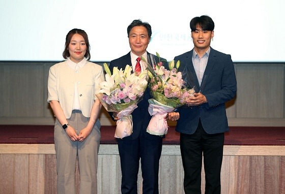 이학재 인천국제공항공사 제10대 사장이 19일 본사 대강당에서 열린 취임식에서 공사 직원들과 기념촬영을 하고 있다. 사진=인천국제공항공사 제공