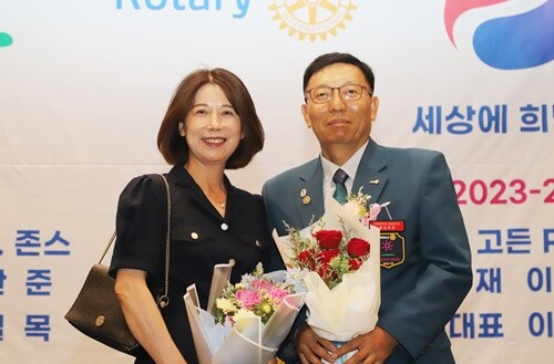 45대 동서 임관수 회장 부부가 기념촬영을 하고 있다. 사진=김현술 기자