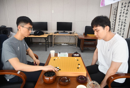 남자 개인전 선발전 결승에서 박정환 9단(오른쪽)이 변상일 9단을 2-0으로 꺾었다. 사진=한국기원 제공