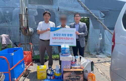 경남서부지사 지사장 정우식(오른쪽)과 진주권역보증센터 박재석 팀장(왼쪽)이 희망동행 프로젝트 사진을 촬영하고 있다. 사진=경남농협 제공