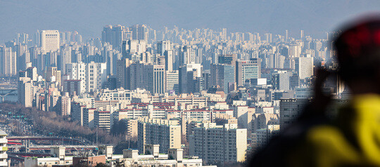 서울 남산 전망대를 찾은 시민이 강남구와 송파구 한강 근처 아파트를 바라보고 있다. 사진=연합뉴스