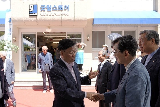 신상진 성남시장이 22일 굿윌스토어 밀알성남단대오거리점 개소식에 참석해 축하하고 있다. 사진=성남시 제공