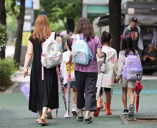 서울에 있는 한 유치원에서 하원하는 어린이와 보호자가 집으로 향하는 모습으로 기사의 특정 내용과 관련없음. 사진=박정훈 기자