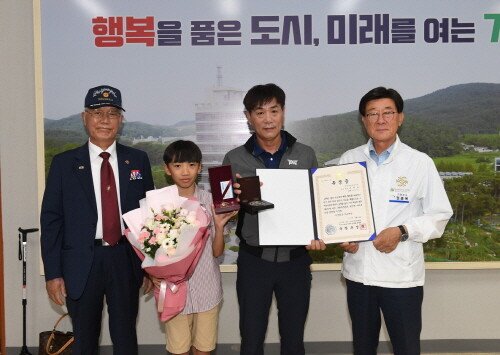 정종복 기장군수가 6.25참전용사 유족에게 화랑무공훈장 전수하고 있다. 사진=기장군 제공