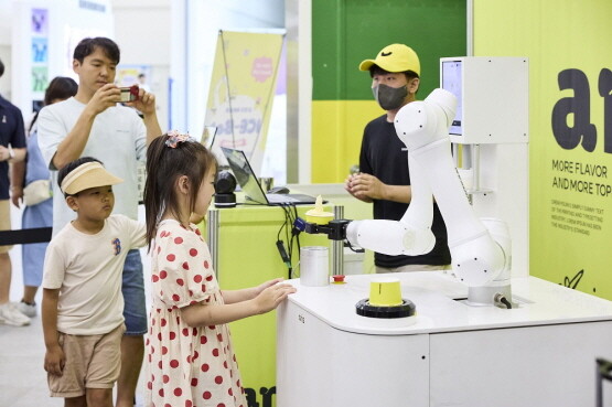 관람객이 로봇 ‘아리스’가 만들어주는 아이스크림을 기다리고 있다. 사진=국립부산과학관 제공