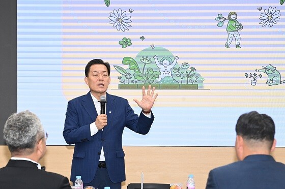 이재준 수원특례시장이 4일 수원 국제라이온스협회 354-B지구 수원지역 클럽 회원들과 간담회를 갖고 있다. 사진=수원특례시 제공