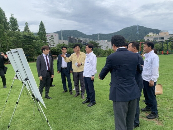 정종복 기장군수가 침수피해 예방을 위한 우수유출저감대책 수립 현장 조사에 참여한 모습. 사진=기장군 제공