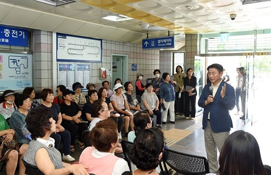 김동근 의정부시장이 7일 망월사역에서 긴급 주민설명회를 갖고 있다. 사진=의정부시 제공