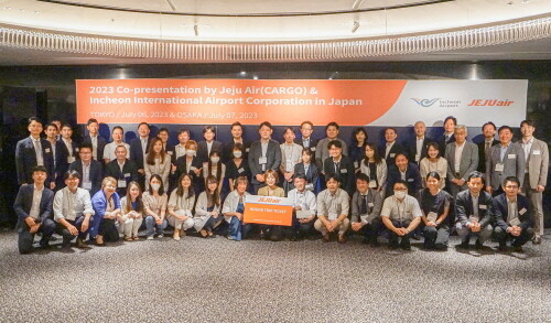 6일 일본 도쿄 소재 하포-엔(HAPPO-EN) 호텔에서 인천국제공항공사와 제주항공이 공동으로 진행한 ‘일본 지역 항공화물 물동량 증대를 위한 공동 설명회’에서 인천국제공항공사 김형일 물류영업팀장(사진 뒷줄 왼쪽에서 첫 번째), 제주항공 박지헌 사업실장(사진 뒷줄 오른쪽에서 두 번째) 및 관계자들이 기념촬영을 하고 있다. 사진= 인천공항공사 제공