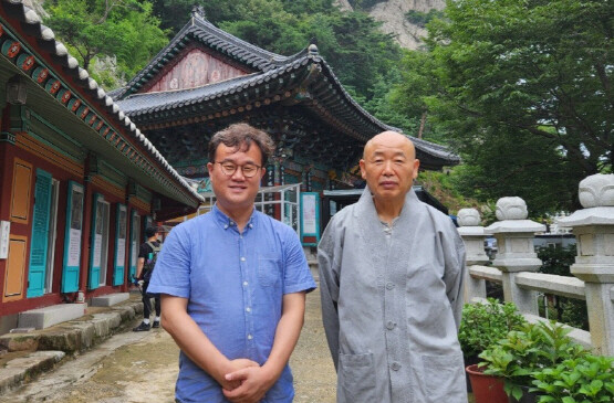 김성훈 부산외대 특임교수가 최근 조계종 종정 예경실장에 취임한 동진스님과 환담을 갖는 모습. 사진=김성훈 교수