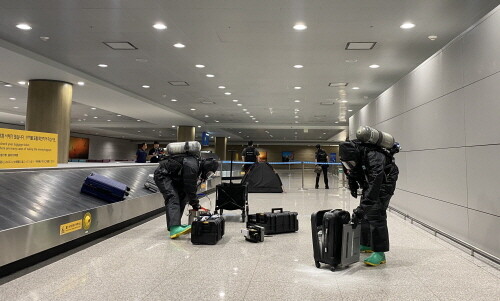 지난 11일 인천공항 제1여객터미널에서 진행된 ‘인천공항 생화학 테러 대비 민-군 합동훈련’에서 인천공항 폭발물처리반 요원이 생화학 테러 의심 물질을 분석하는 작업을 진행하고 있다. 사진=인천국제공항공사 제공