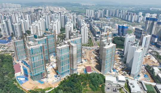 지하주차장 붕괴사고가 발생한 인천 검단신도시의 AA13-2, AA13-1블록 아파트 건설 현장. 사진=연합뉴스