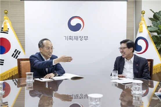 기재부 방문 모습. 왼쪽부터 추경호 경제부총리, 박형준 부산시장. 사진=부산시 제공