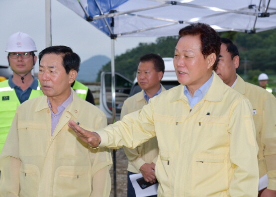 박완수 경남도지사가 재해취약지 현장을 방문해 대응상황을 점검하는 장면. 사진=경남도 제공