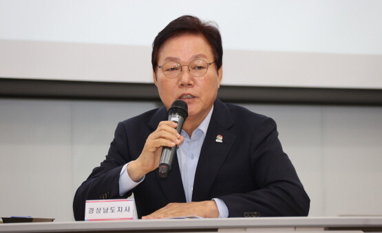 박완수 경남도지사가 행정통합브리핑에서 발언을 갖는 모습. 사진=경남도 제공