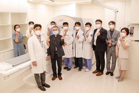 국제성모병원 의료진들이 독일 지멘스사의 인공지능 기반 CT 장비인 소마톰 엑스사이트를 배경으로 기념촬영하고 있다. 사진=국제성모병원 제공