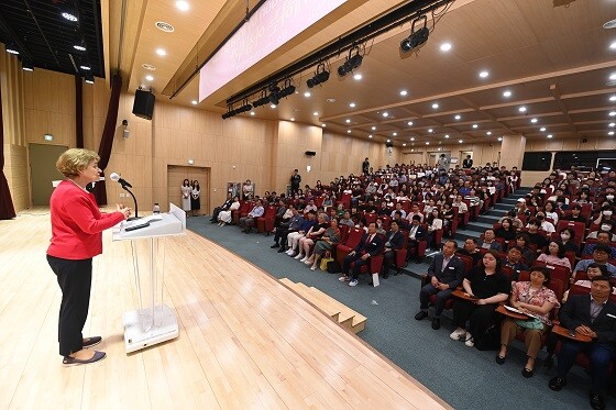 이리나 보코바 전 유네스코 사무총장이 14일 하남시청에서 '세계로 나아가는 문화도시 하남'을 주제로 특강을 하고 있다. 사진=하남시 제공