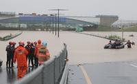 폭우에 청주 오송 지하차도 침수 ‘1명 사망·8명 구조’…차량 10여 대 고립 전해져
