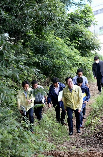 정명근 화성시장이 17일 집중호우 취약지역을 대상으로 현장점검을 실시하고 있다. 사진=화성시 제공