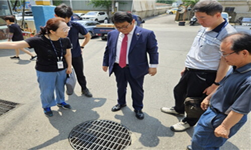 인천광역시가 여름철 집중호우 시 폐수 무단방류 등 불법행위 근절을 위해 민․관 합동 특별점검을 실시하고 있다. 사진=인천시 제공