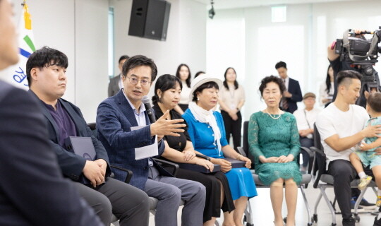 26일 오전 경기도청 다목적회의실에서 열린 2023 긴급복지 위기상담 활성화 유공자 표창 수여식에서 김동연 경기도지사가 유공자들과 대화를 하고 있다. 사진=경기도 제공