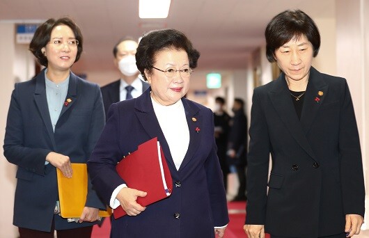 이배용 국가교육위원회 위원장(가운데)이 국무회의에 참석하는 모습. 사진=임준선 기자