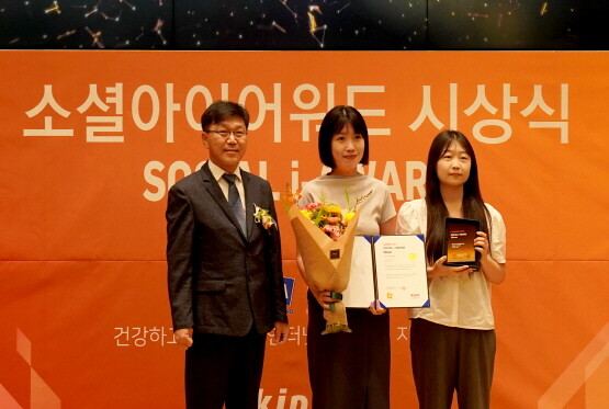 BNK금융그룹이 지난 26일 잠실 롯데월드타워에서 열린 ‘소셜아이어워드 2023’ 은행 인스타그램 부문에 대상을 수상했다. 왼쪽부터 소셜아이어워드 유인호 위원장, BNK금융지주 홍보부 문지영 대리, SNS 대행사 피알원 홍하늘 대리. 사진=BNK금융 제공