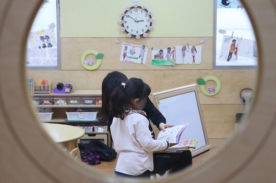 서울 종로구의 한 어린이집에서 교사와 어린이들이 수업을 하고 있는 모습으로 기사 특정 내용과 관련없음. 사진=연합뉴스