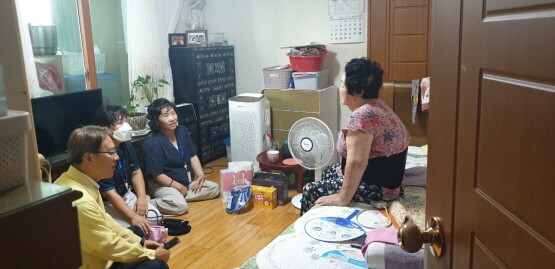 폭염취약계층 가정방문 모습. 사진=김해시 제공