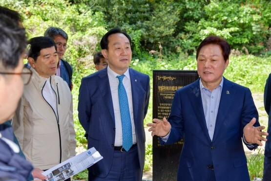 박완수 도지사가 욕지도 좌부랑개를 방문한 당시 모습. 사진=경남도 제공